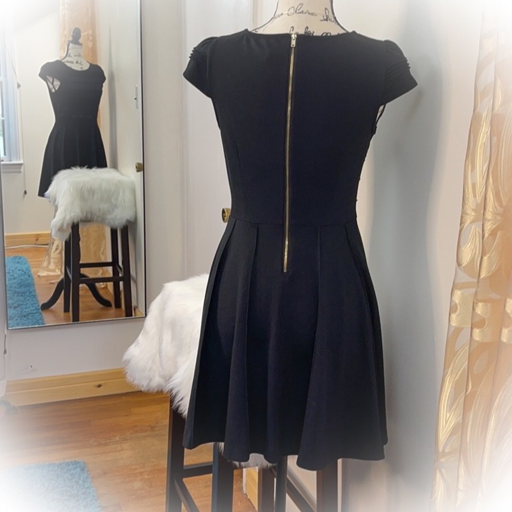 💕Beautiful Black Elle Dress cap sleeves💕 - Picture 8 of 12